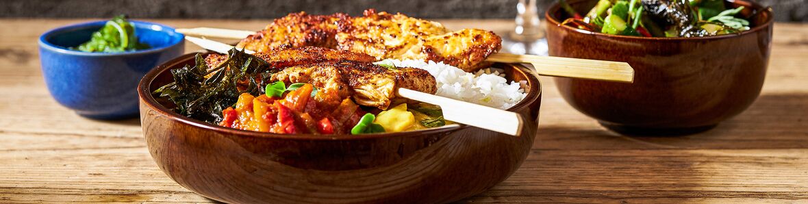 EASE RAK Porcelain Schalen mit Salat, Fleisch und Gemüse